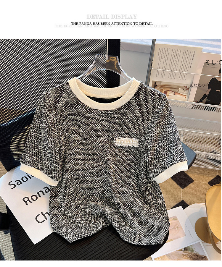 女性モデルが着るアイスシルク半袖ピンクニットTシャツ