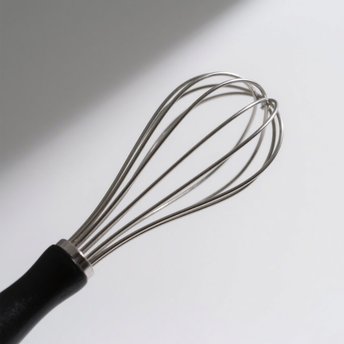 手動撹拌棒を使ってクリームを泡立てている様子