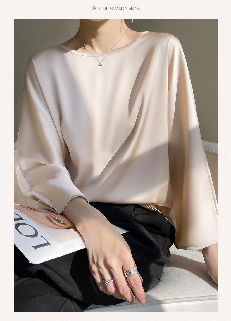 트렌디한 초산 새틴 반팔 티셔츠 클로즈업