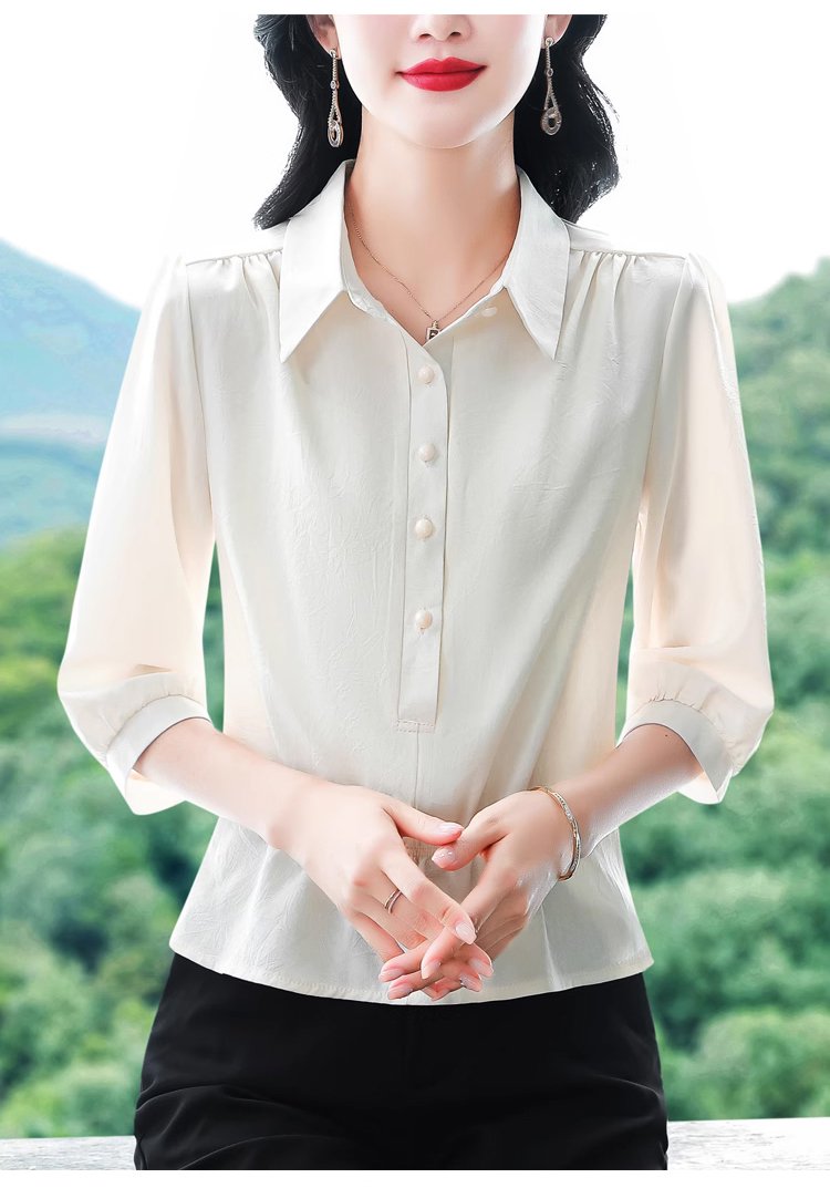 シンプルで美しいラインのレディース服