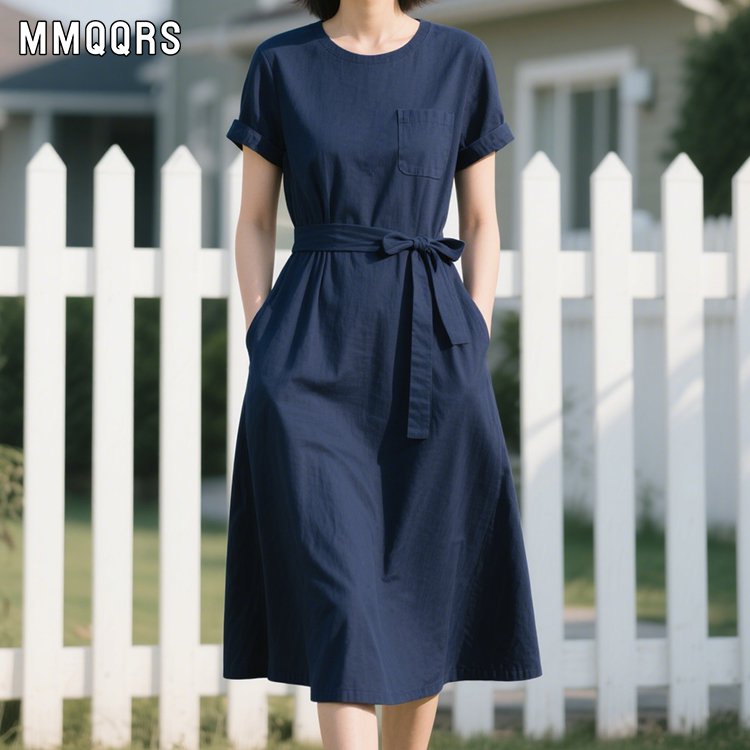 オフィスコーデに合うレディースワンピースの正面写真