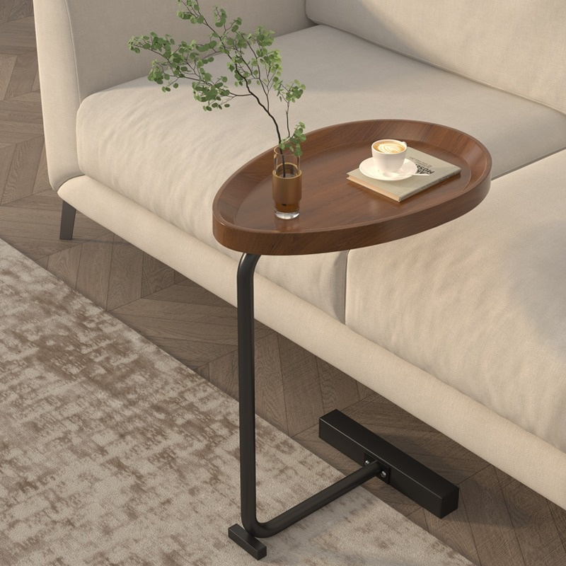 طاولة صغيرة بجانب أريكة