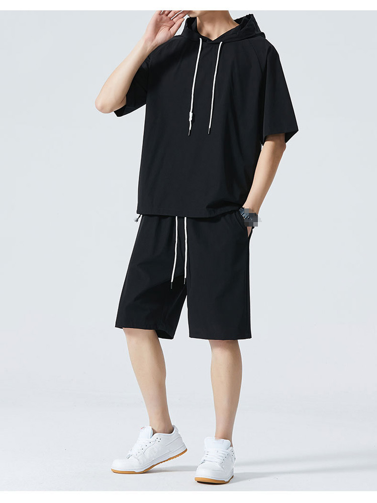 リラックスシーンで活躍するメンズパーカーとショートパンツ