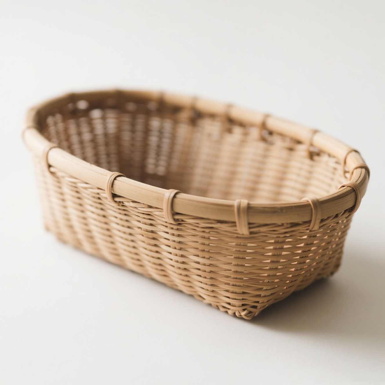 竹製バスケットに野菜を入れて洗う様子