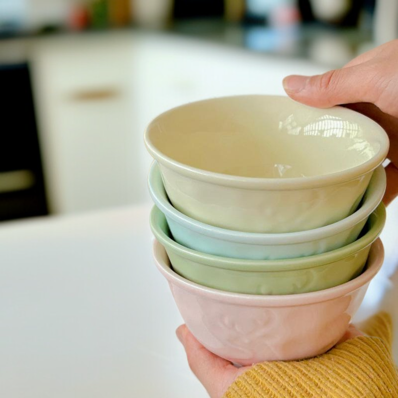 Domowy zestaw ceramicznych misek na ryż, mleko, deser i owoce w kremowym stylu