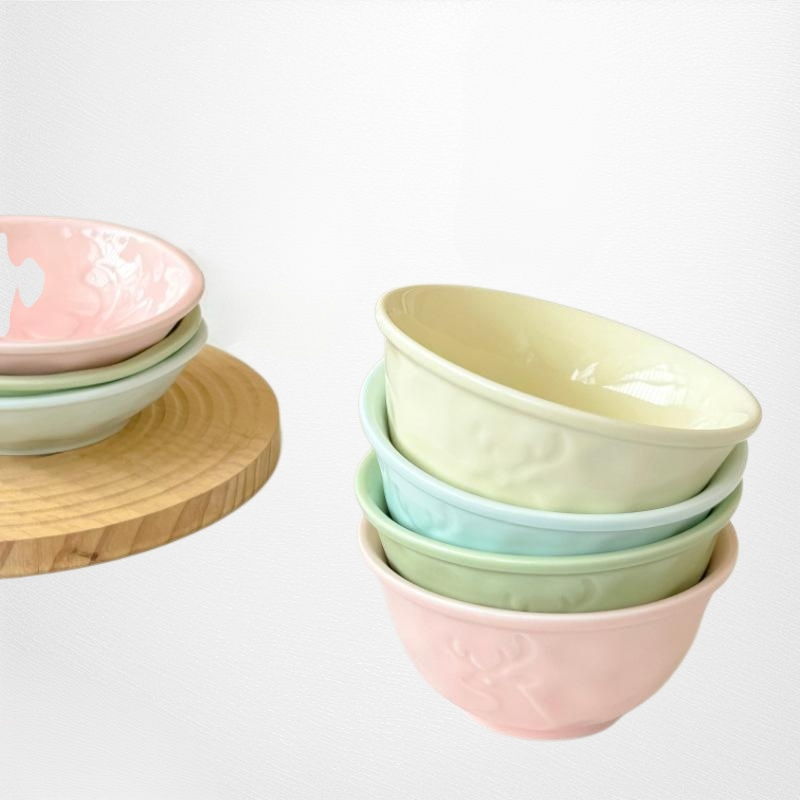 ภาชนะเซรามิกบนโต๊ะอาหาร