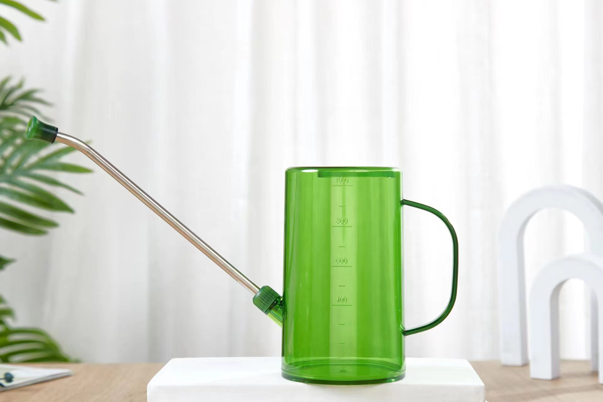 透明目盛りで水量が見やすい水やりポット