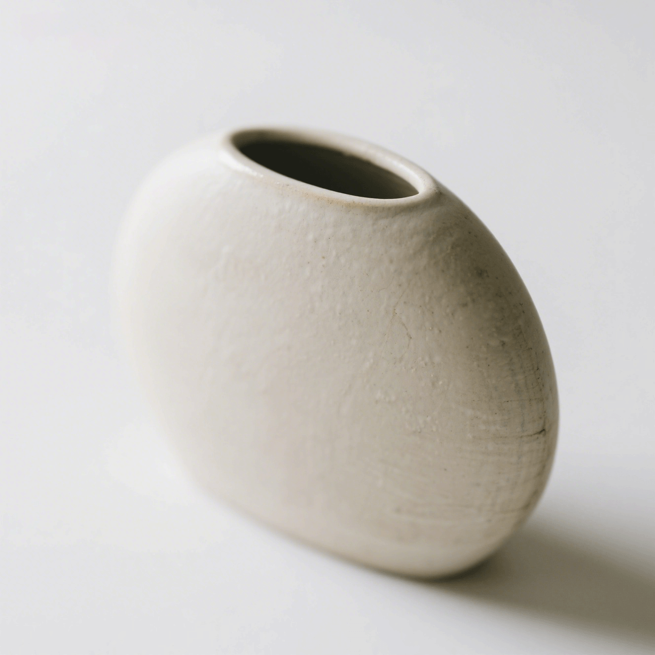 Stílusos lapos kerámia váza fehér háttéren