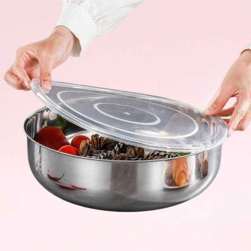 ステンレス製の家庭用品と洗面器