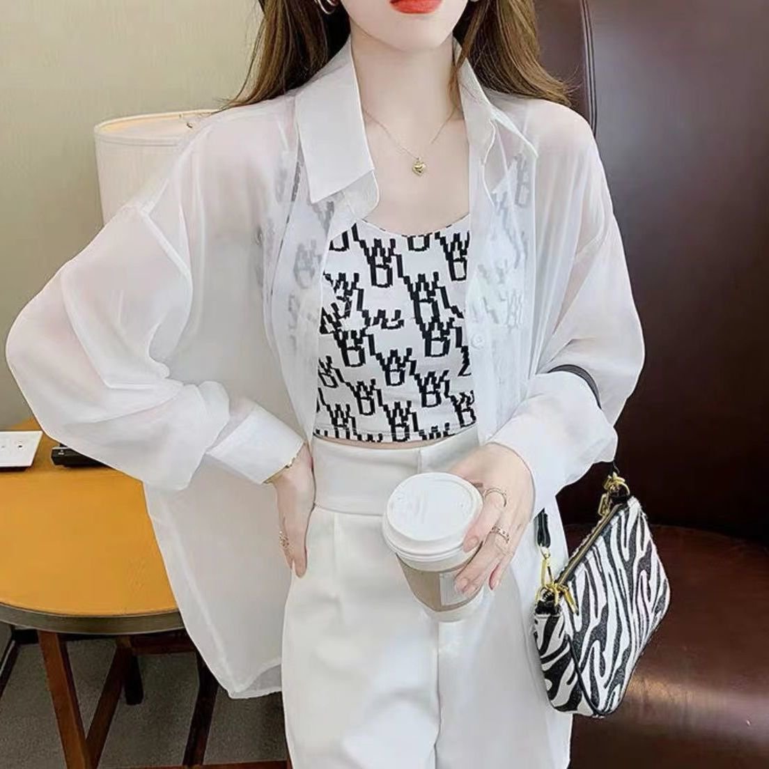 おしゃれな薄手日焼け止めブラウスの着用例