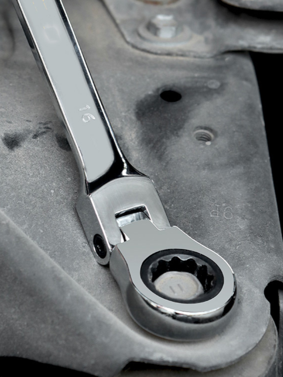 공구함에 보관된 라쳇렌치 세트