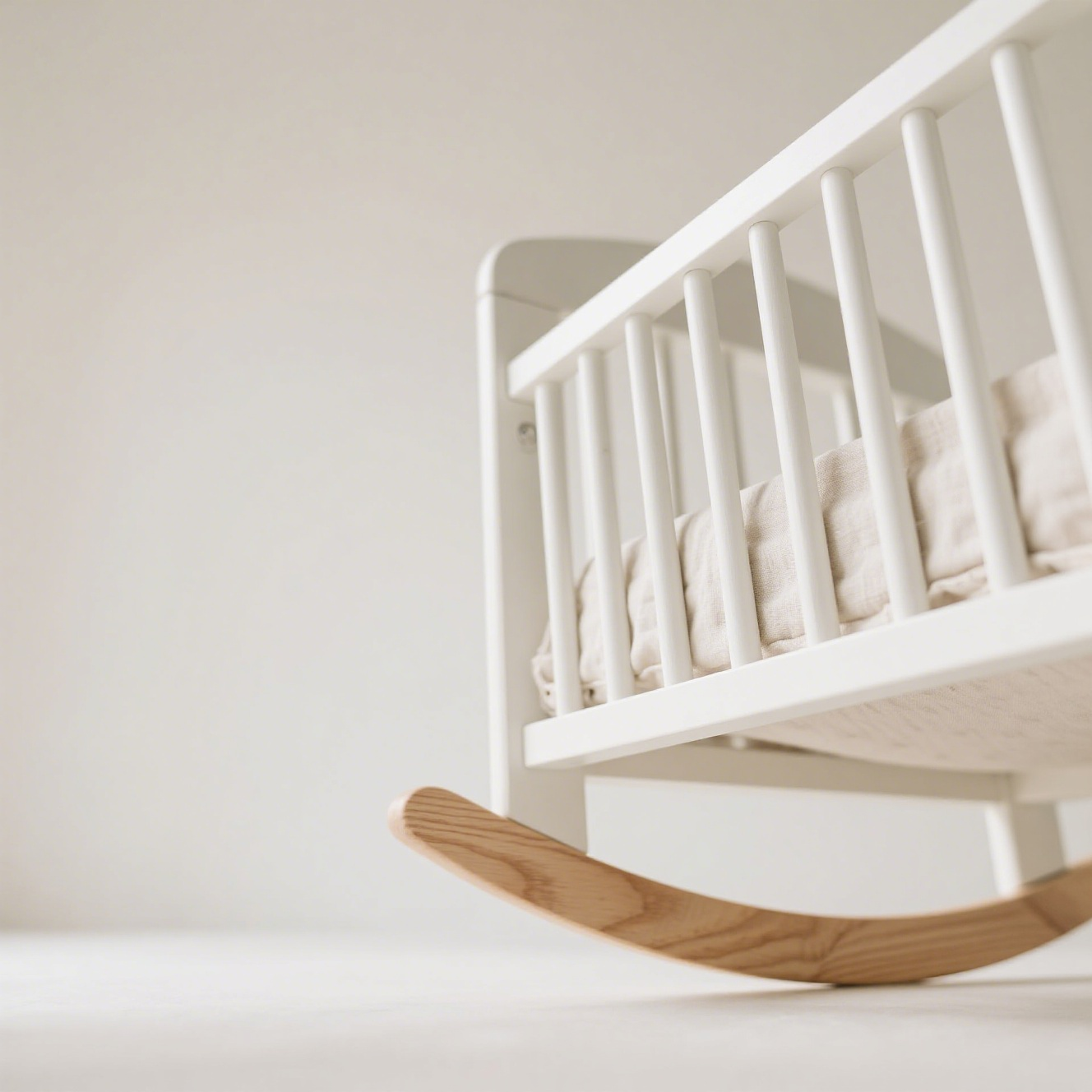 Detail bezpečnostních prvků na dřevěné postýlce