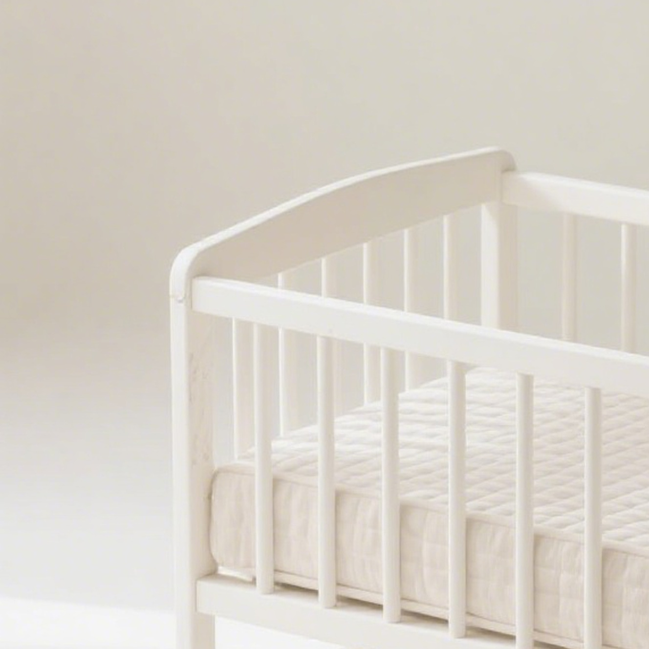 dřevěnou postýlku