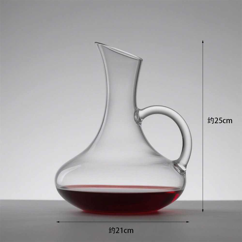 ビッグベリーデキャンタにワインを注ぐ様子