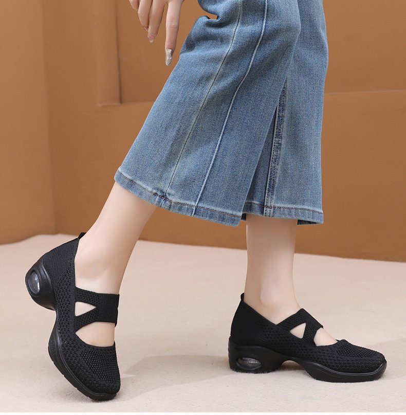 軽量で通気性抜群なカジュアルシューズ