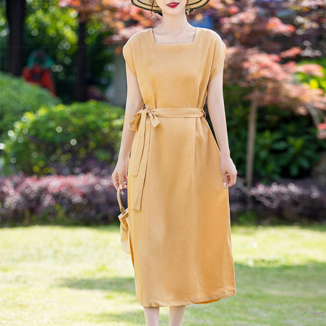 여성스러운 실루엣의 면마 롱 원피스 뒷모습