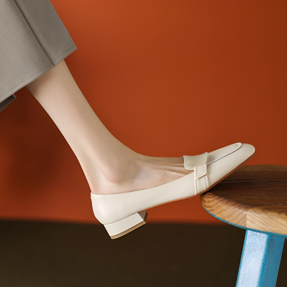 足元を美しく見せるビットローファーの着用イメージ