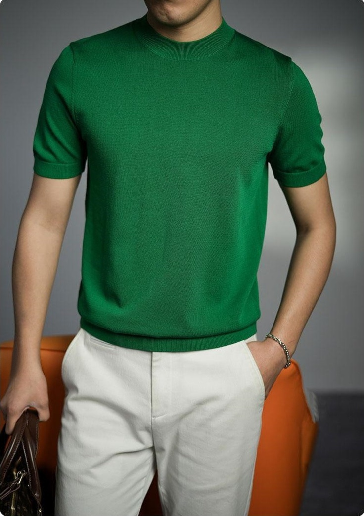 洗練されたシルエットのメンズニットTシャツサイドビュー
