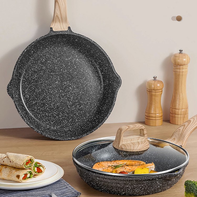 Multifunkční pánev s nepřilnavou dřevěnou rukojetí