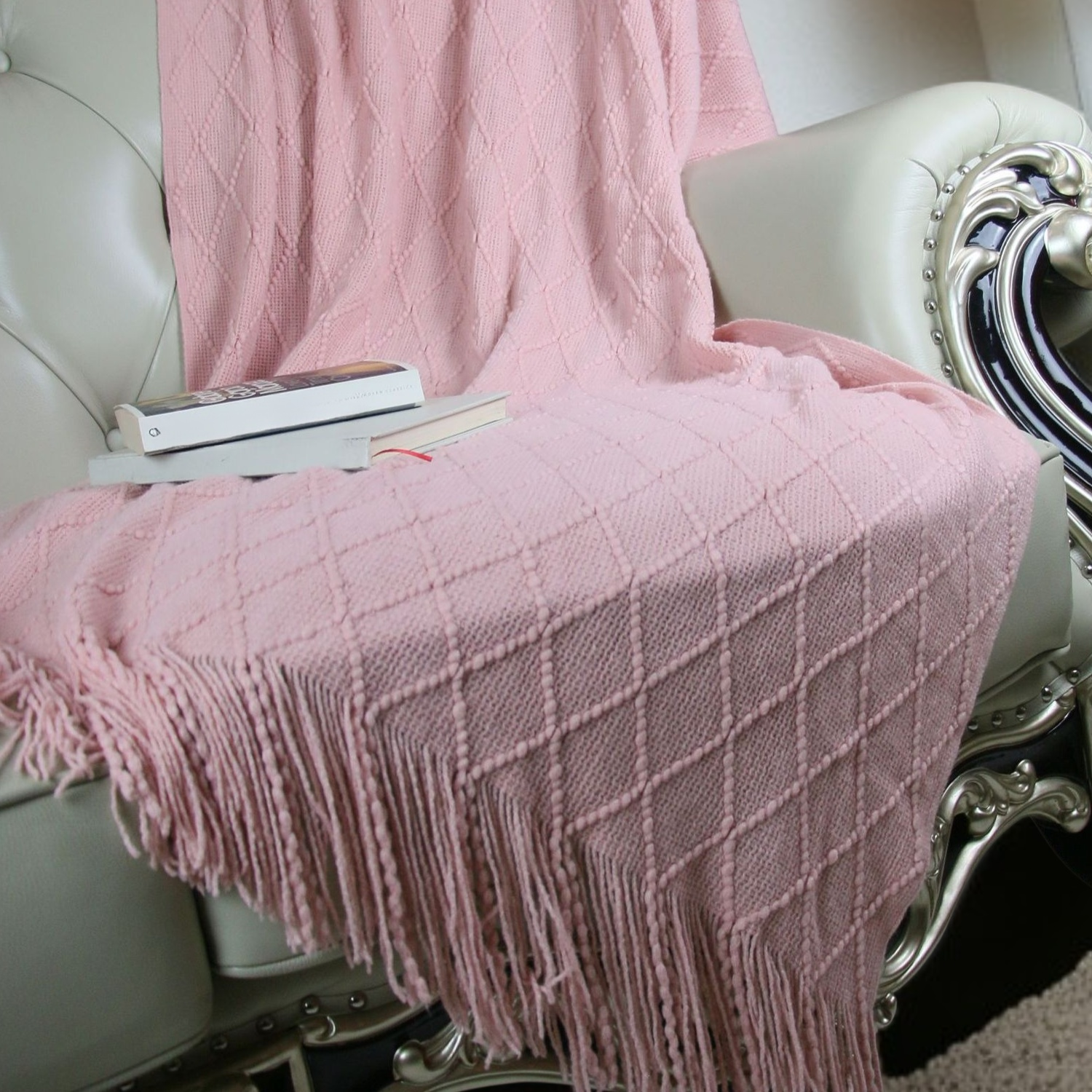 휴식 공간에 어울리는 소파 담요