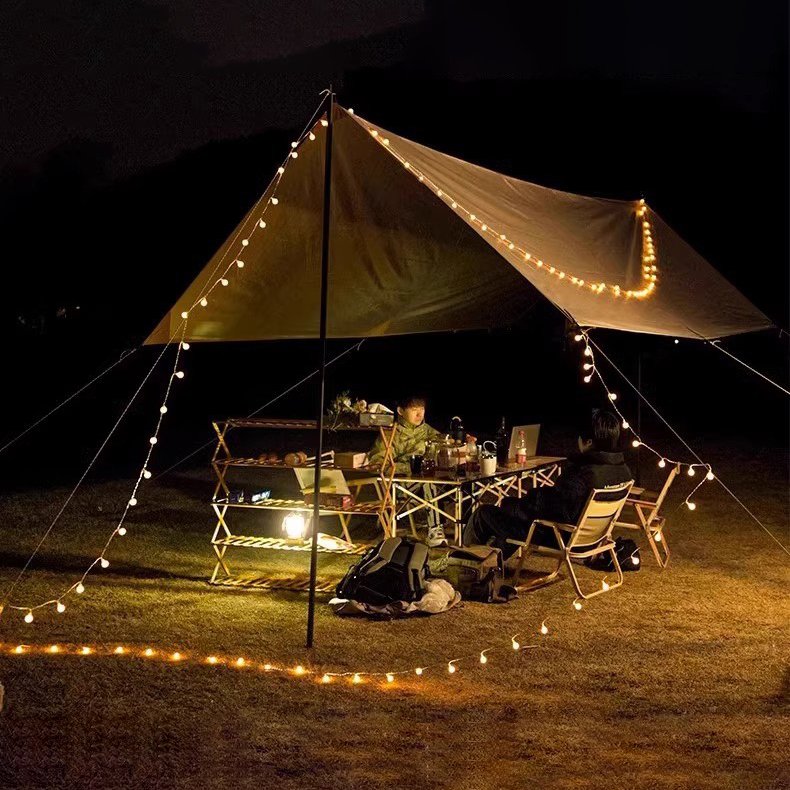 折りたたみ式テントの野外キャンプ場です