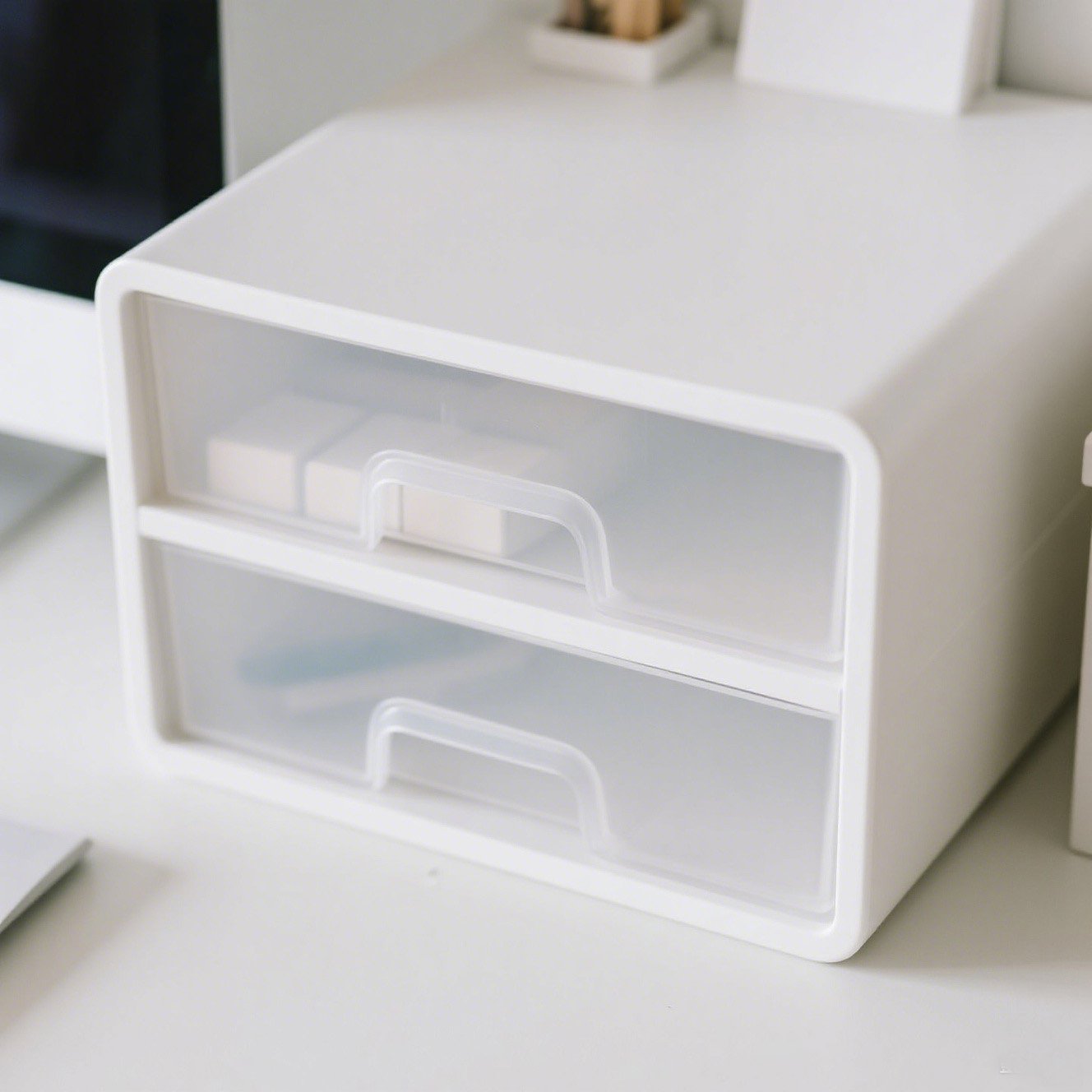 収納ボックスの引き出しを開いた様子