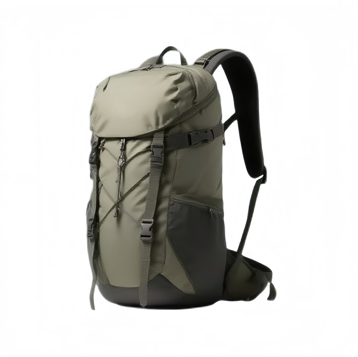 Detail odolného materiálu tmavě zeleného batohu