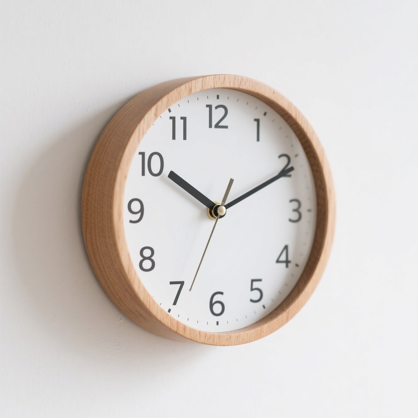 Dekorační nástěnné hodiny na moderní stěně