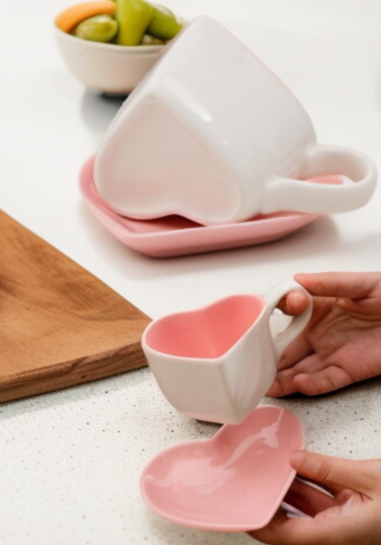 선물용으로 포장된 커피잔 세트