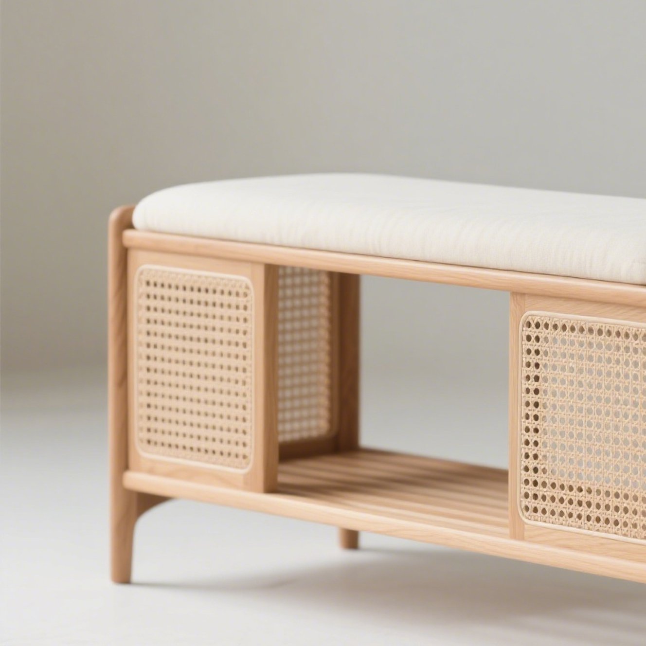 Detail dřevěné lavice na boty s úložným prostorem