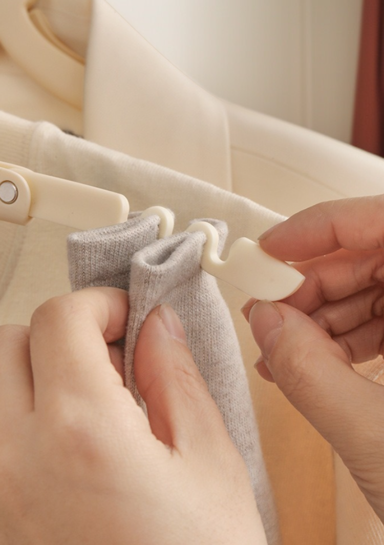 침실 옷장에 수납된 접이식 옷걸이