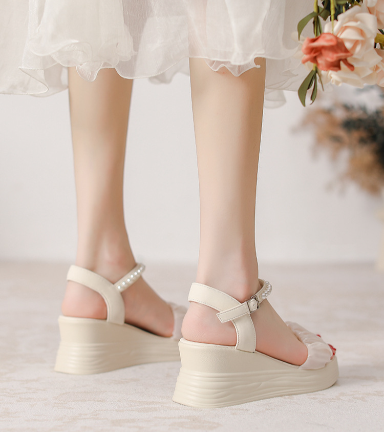 2025年夏の新作サンダルファッション厚底妖精風サンダル学生パールアウターサンダルローマサンダルレディースサンダル