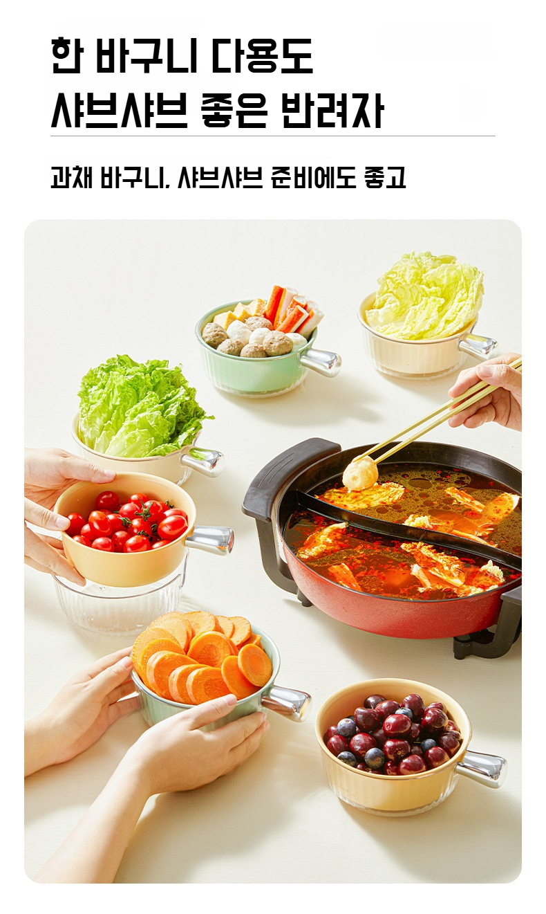 주방 선반에 정리된 투명 수납 바구니