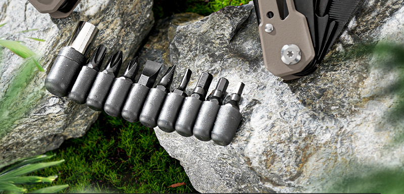 스테인리스 접이식 공구집게 사용 장면