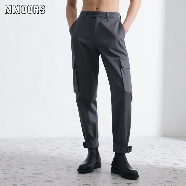 男性用の薄手のカーゴスラックスです