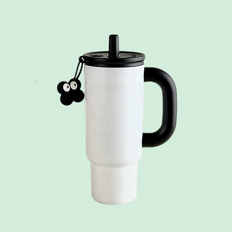 Einfacher, einfarbiger Autobecher zur Wärme- und Kältespeicherung