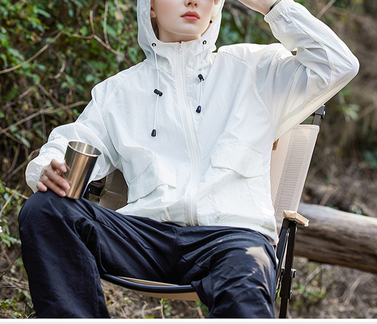 カップルが一緒に着る夏の防晒スキンスーツ後ろ姿