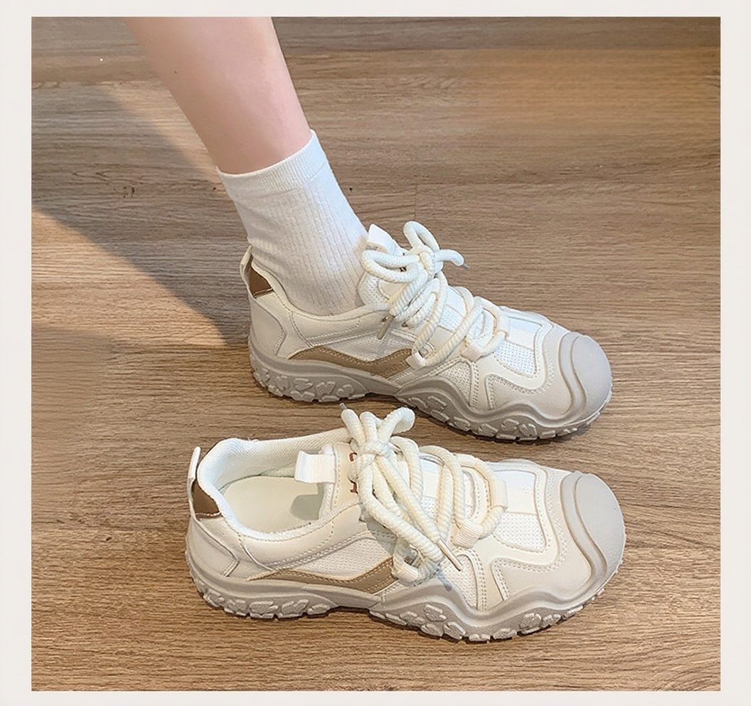 万能ホワイトシューズを着用した女性のコーディネート例