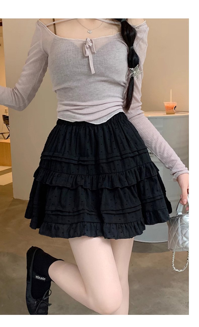 カジュアルにもフォーマルにも合う白いスカート