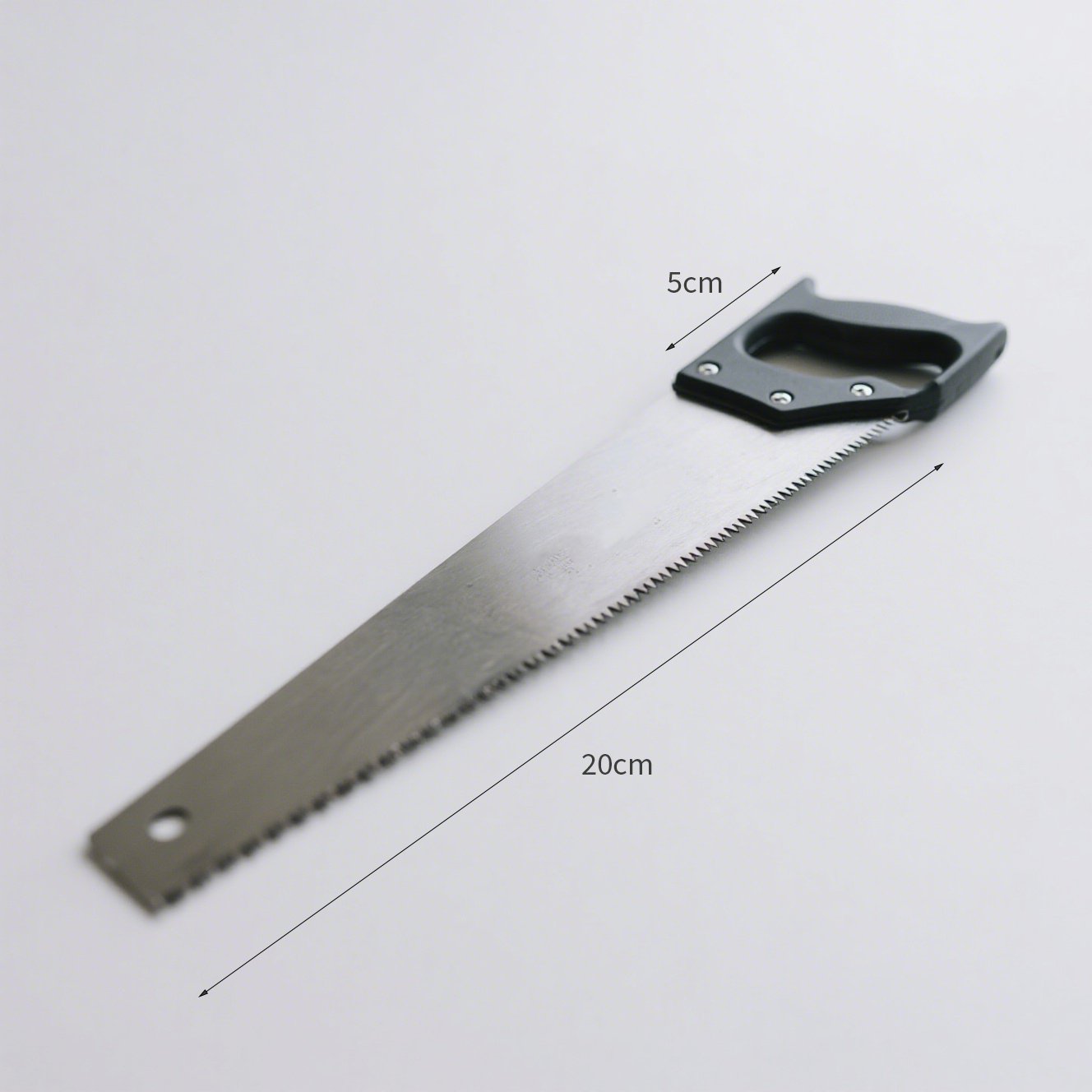 Ruční pila na dřevo při řezání prkna