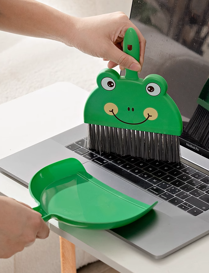 子供の手にもフィットする小型ほうき