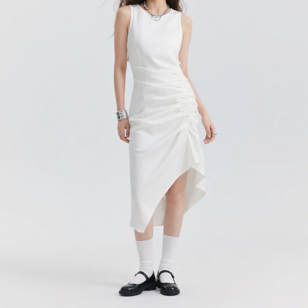 언밸런스 디자인의 화이트 원피스 디테일