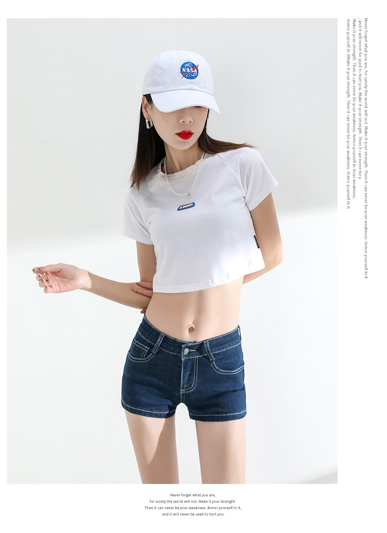 夏にぴったりな明るい色のパンツコーデ