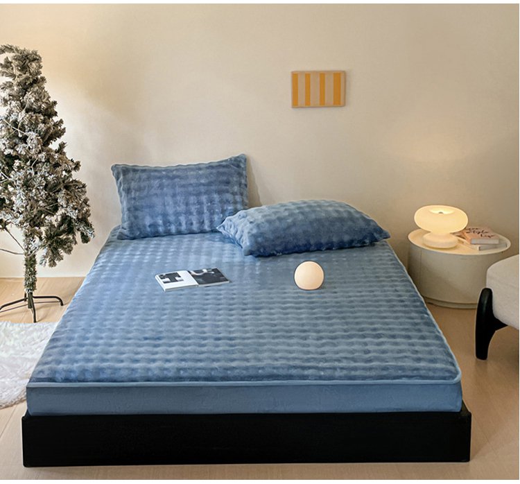 Sábana simple de terciopelo burbuja sobre colchón mullido