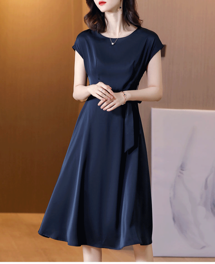 高級感あふれるシルク生地ワンピース