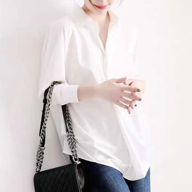 春夏向け白いルーズシャツ