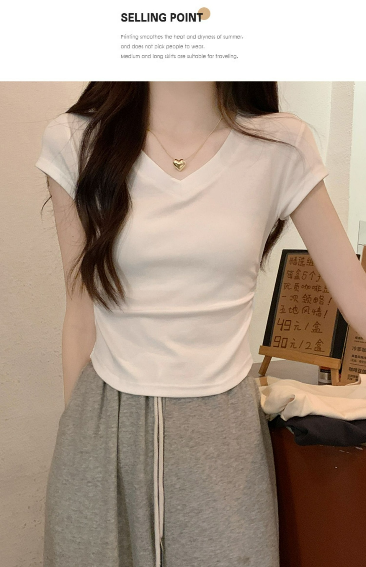 プリーツ加工が特徴のシックなTシャツ