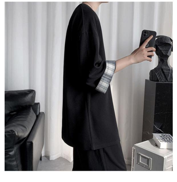 夏にぴったりのルーズフィットTシャツ着用例