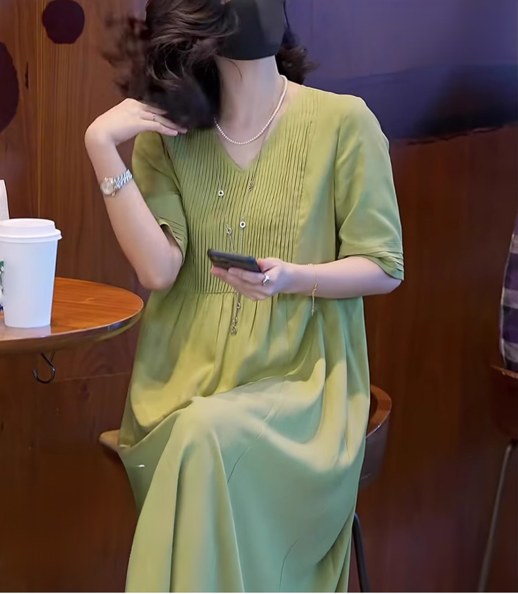 後ろ姿が美しいレトロワンピース