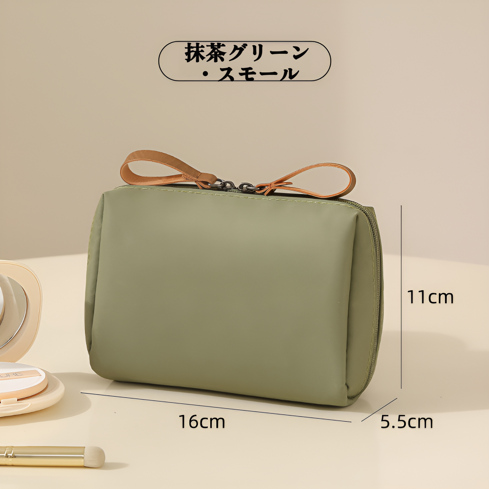 様々な化粧品を収納したバッグ内部